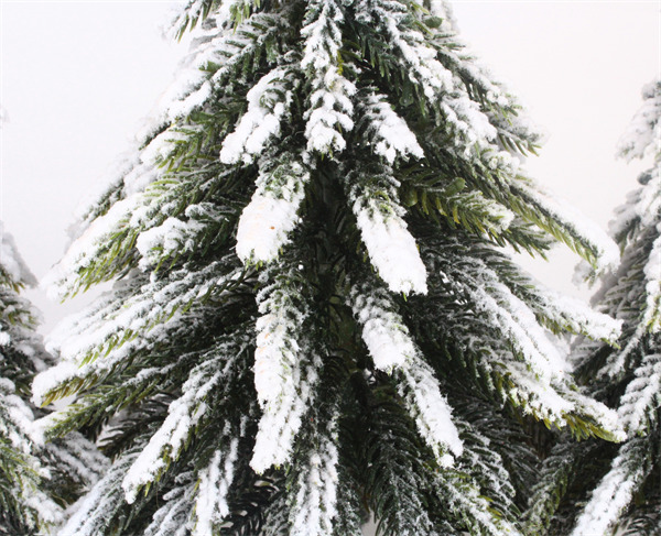 Pequeño árbol de Navidad para la nieve navideña