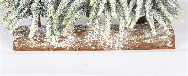 Pequeño árbol de Navidad para Navidad en embalaje original